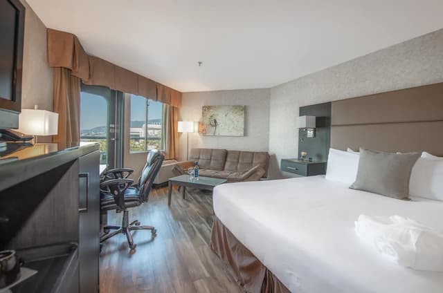 Coast Lonsdale Quay Hotel-Premium Room, 1 King Bed, Patio (Coast)-1