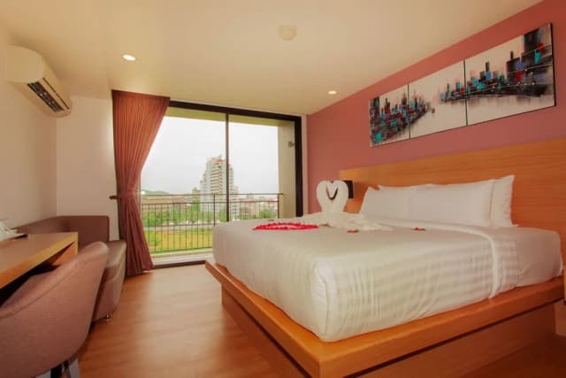 New Square Patong Hotel-Deluxe King Bed Room-10
