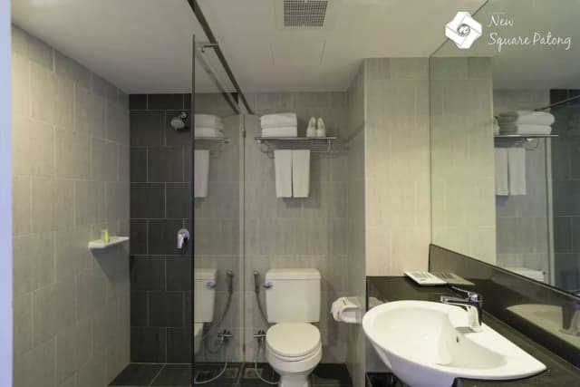 New Square Patong Hotel-Deluxe King Bed Room-12