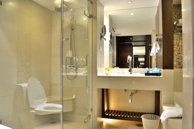 芭堤雅愛灣海灘度假村-Beach Deluxe Twin Bed with Sea View-5