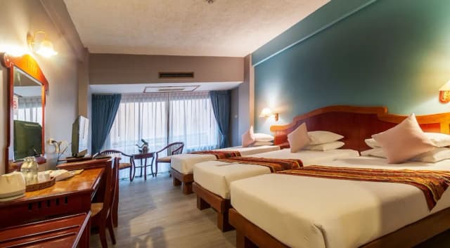 치앙마이 게이트 호텔-Deluxe Family Triple Room-4