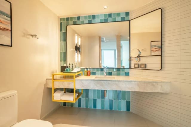 Holiday Inn Pattaya by IHG-Standard Room, 1 King Bed, Sea View (Bay Tower)-3