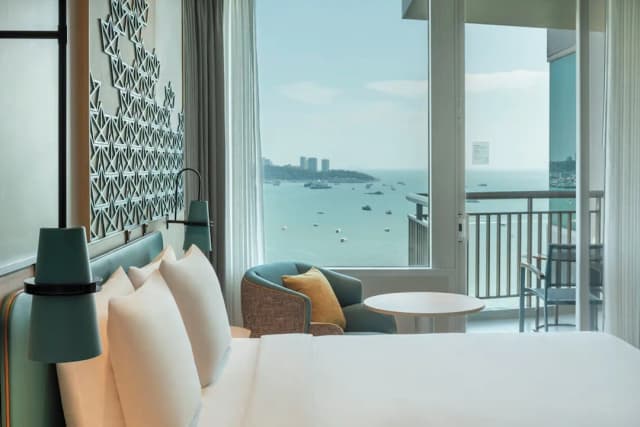 Holiday Inn Pattaya by IHG-Suite, 1 Bedroom, Beach View (Pattaya, Bay Tower)-2