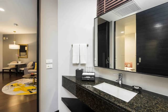 Chatrium Hotel Riverside Bangkok-One Bedroom Suite King River View-6