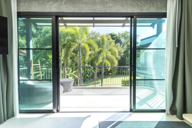 甲米阿娜娜亭閣 - SHA Extra Plus 認證-行政開放式套房, 1 張特大雙人床, 陽台, 泳池景觀-8