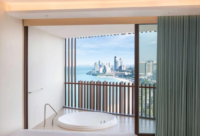Hilton Pattaya-Premium Suite, 1 King Bed, Ocean View-4