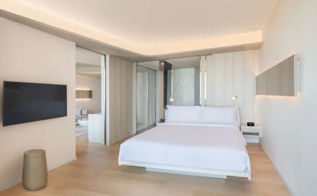 Hilton Pattaya-Premium Suite, 1 King Bed, Ocean View-3