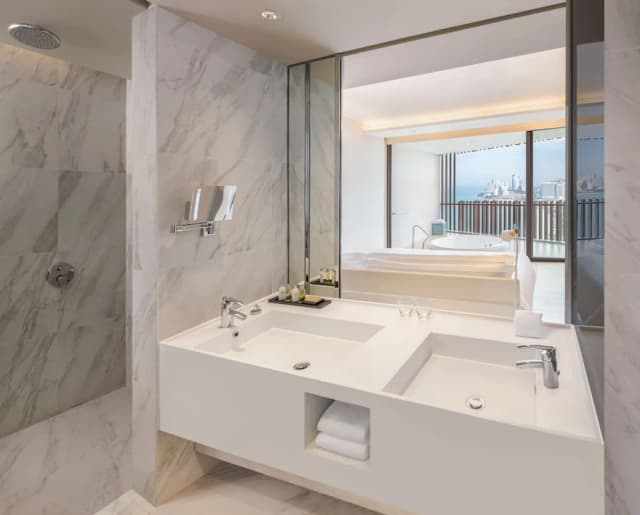 Hilton Pattaya-Premium Suite, 1 King Bed, Ocean View-5