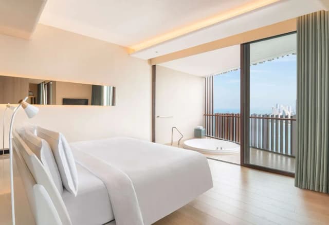 Hilton Pattaya-Premium Suite, 1 King Bed, Ocean View-1