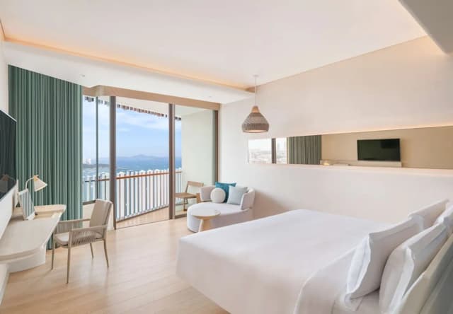 Hilton Pattaya-Deluxe Room, 1 King Bed, Ocean View-1