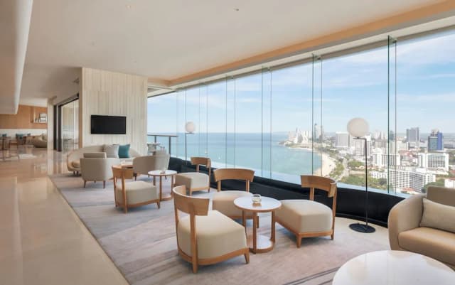 Hilton Pattaya-Executive Room, 1 King Bed, Oceanfront (Premium)-9