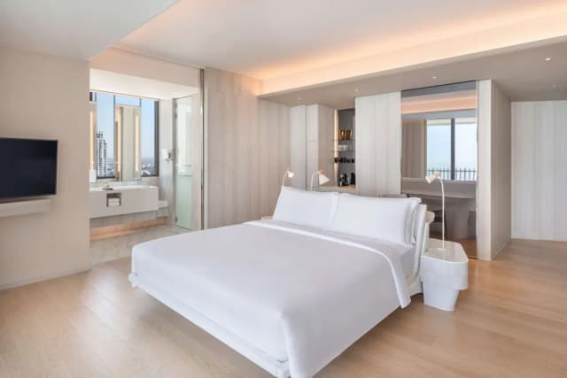 Hilton Pattaya-Executive Room, 1 King Bed, Oceanfront (Premium)-2