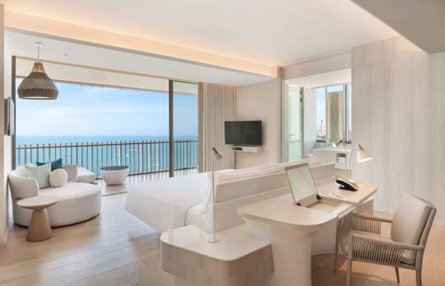 Hilton Pattaya-Executive Room, 1 King Bed, Oceanfront (Premium)-1