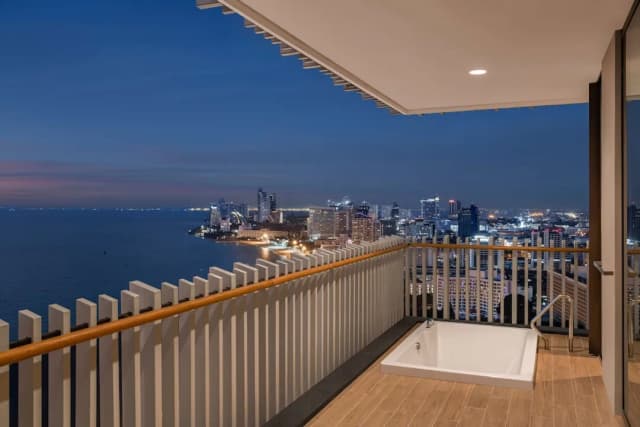 Hilton Pattaya-Executive Room, 1 King Bed, Oceanfront (Premium)-4