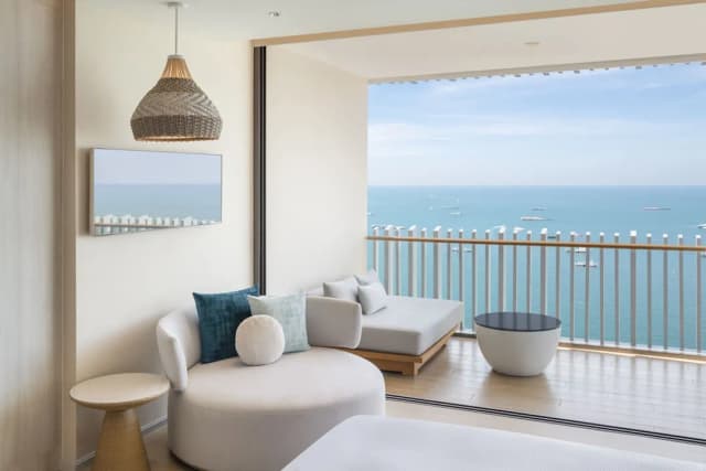 Hilton Pattaya-Executive Room, 1 King Bed, Oceanfront (Premium)-3