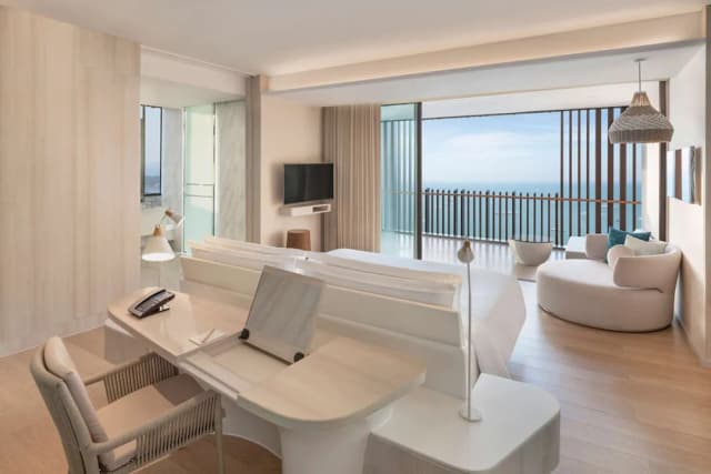 Hilton Pattaya-Suite, 1 King Bed, Ocean View (Prestige)-1