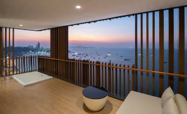 Hilton Pattaya-Suite, 1 King Bed, Ocean View (Prestige)-5