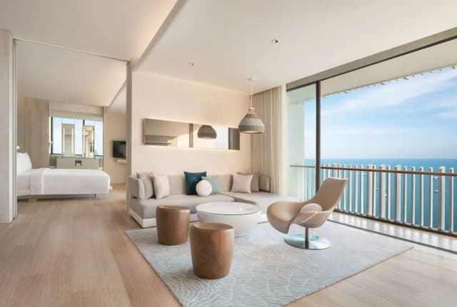 Hilton Pattaya-Suite, 1 King Bed, Ocean View (Prestige)-3