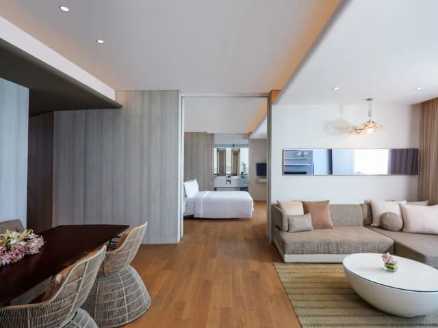 Hilton Pattaya-Suite, 1 King Bed, Ocean View (Prestige)-4