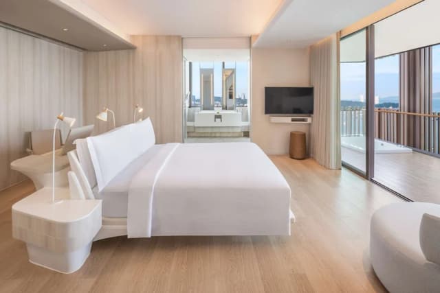 Hilton Pattaya-Suite, 1 King Bed, Ocean View (Prestige)-2