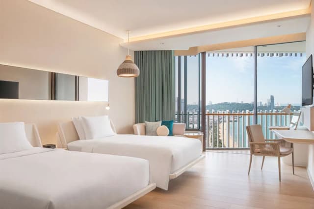 Hilton Pattaya-Executive Room, 2 Twin Beds, Ocean View-1