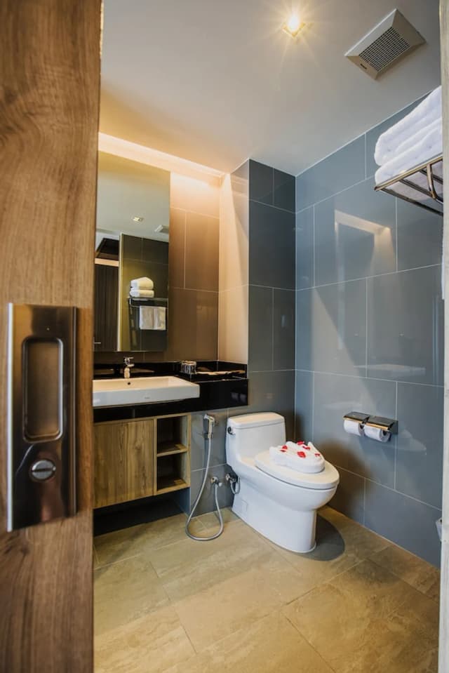 Rak Elegant Hotel Patong-Rak King Room with Balcony-6