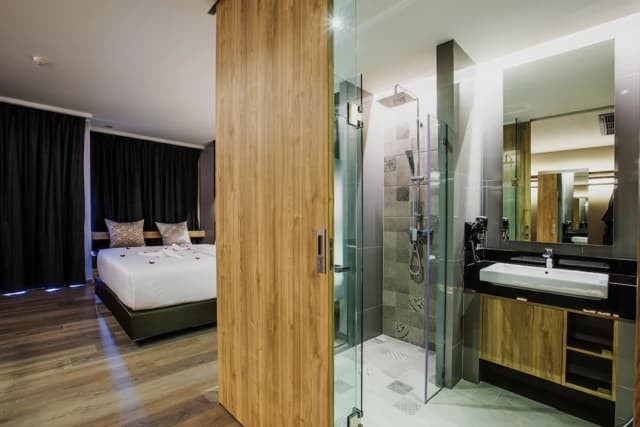 Rak Elegant Hotel Patong-Rak King Room with Balcony-3