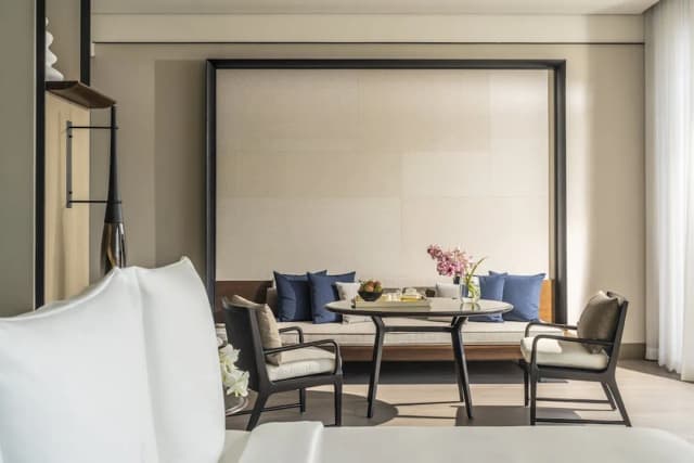 Four Seasons Hotel Bangkok at Chao Phraya River-Four Seasons, Family Room-2