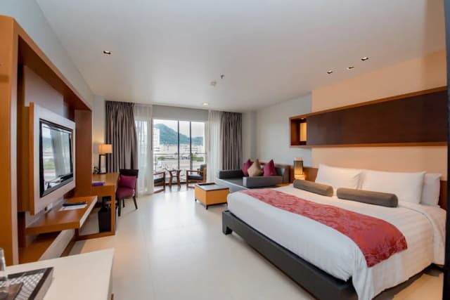 ASHLEE Hub Hotel Patong-Deluxe Connecting King Bed-1