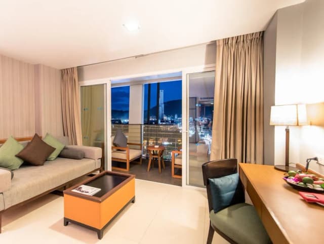 ASHLEE Hub Hotel Patong-Deluxe King Bed-11