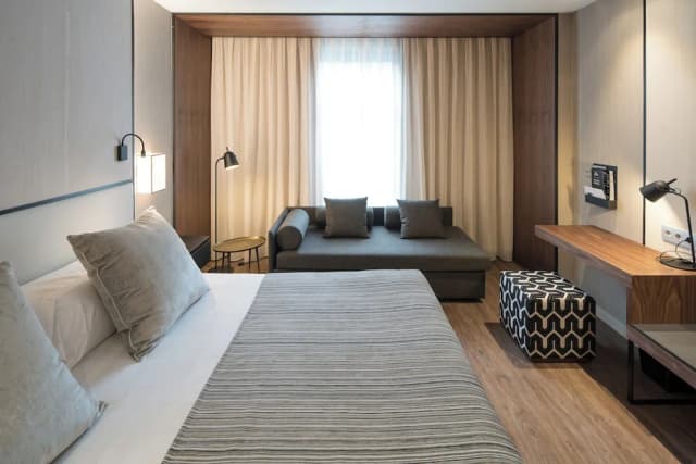 Catalonia Barcelona Plaza-Superior Room (Square View, Single Use)-2