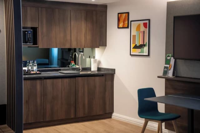 ホリデイ イン ロンドン - ホワイトチャペル by IHG-スイート キングベッド 1 台 簡易キッチン-4