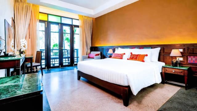 スマイル ラナ ホテル-グランド ダブルルーム キングベッド 1 台 バルコニー プールビュー (Smile - Deluxe)-1