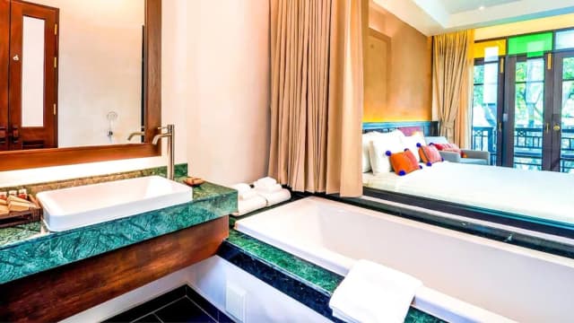 スマイル ラナ ホテル-グランド ダブルルーム キングベッド 1 台 バルコニー プールビュー (Smile - Deluxe)-4