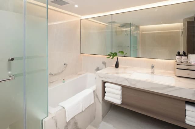 Pathumwan Princess Hotel-Grand Deluxe Conner King Bed-6