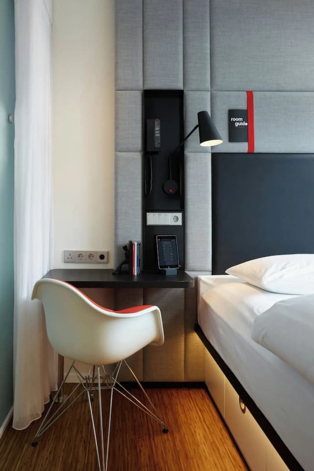 citizenM Amstel Amsterdam-客房, 1 张特大床 (Mobility Accessible, Roll-In Shower)-7