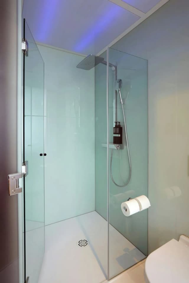 citizenM Amstel Amsterdam-客房, 1 张特大床 (Mobility Accessible, Roll-In Shower)-6