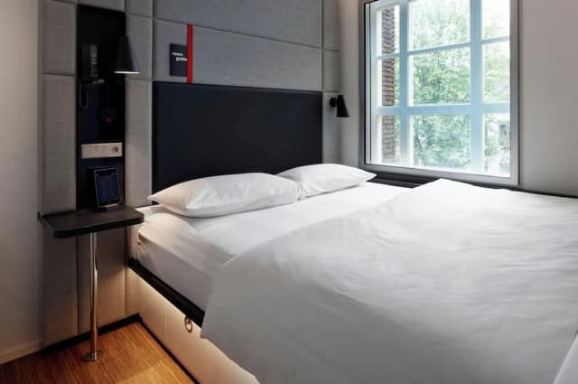 citizenM Amstel Amsterdam-客房, 1 张特大床 (Mobility Accessible, Roll-In Shower)-1