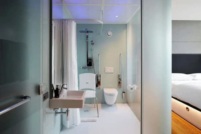 citizenM Amstel Amsterdam-客房, 1 张特大床 (Mobility Accessible, Roll-In Shower)-5
