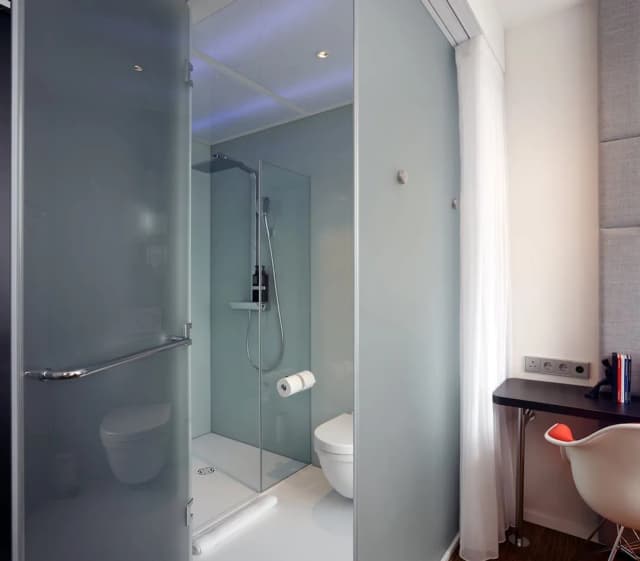 citizenM Amstel Amsterdam-客房, 1 张特大床 (Mobility Accessible, Roll-In Shower)-9