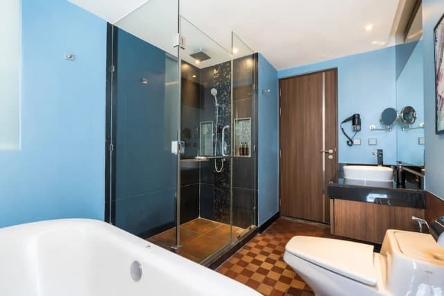 더 컨티넨트 호텔 수쿰윗-Panorama Skyline King Room-10