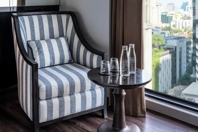 더 컨티넨트 호텔 수쿰윗-Continent King Room-24