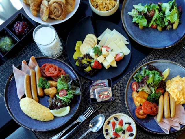 더 컨티넨트 호텔 수쿰윗-Deluxe King Room-4