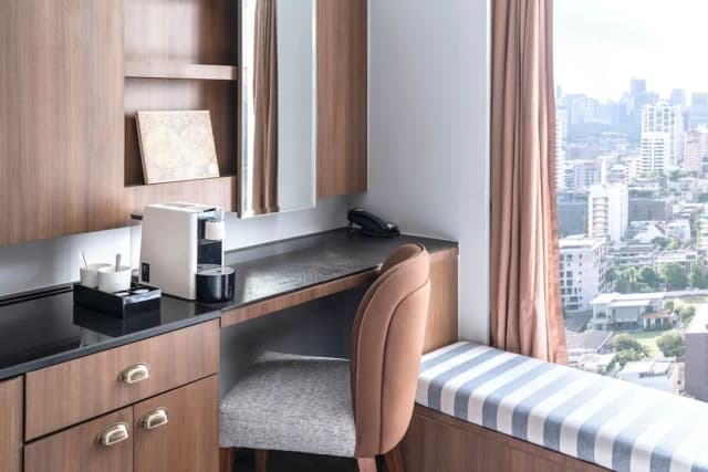 더 컨티넨트 호텔 수쿰윗-Continent Skyline Twin Room-22