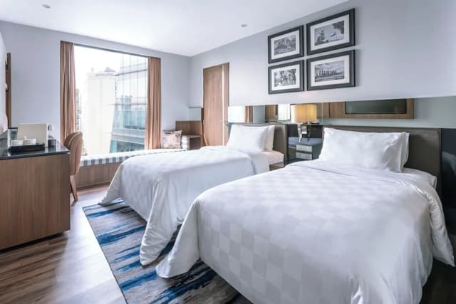 더 컨티넨트 호텔 수쿰윗-Continent Skyline Twin Room-24