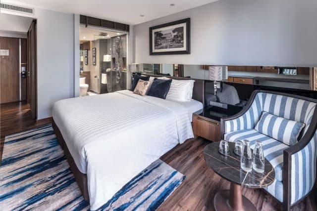 더 컨티넨트 호텔 수쿰윗-Continent Skyline King Room-22