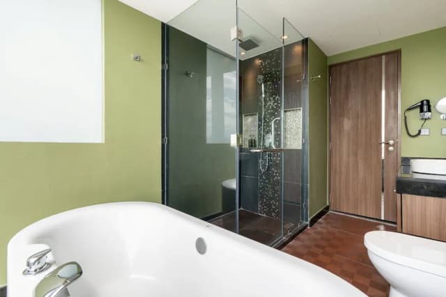 더 컨티넨트 호텔 수쿰윗-Panorama King Room-13