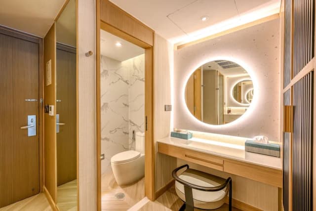 ホリデイ イン リゾート プーケット by IHG-プレミアム ルーム キングベッド 1 台 バルコニー プールビュー-9