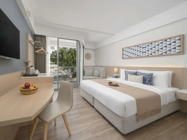 Andaman Beach Hotel Phuket - Handwritten Collection by Accor-高级房, 1 张特大床, 阳台, 泳池景观-1