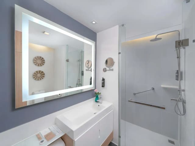 Andaman Beach Hotel Phuket - Handwritten Collection by Accor-华丽客房, 1 张特大床, 阳台, 海景-4